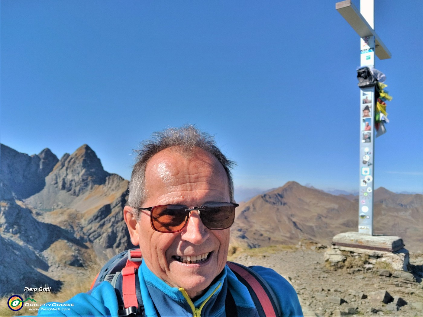 33 Alla croce di vetta di Cima Piazzotti (di Valpianella) - 2349 m con Pizzo di Trona (2510 m) a sx.jpg